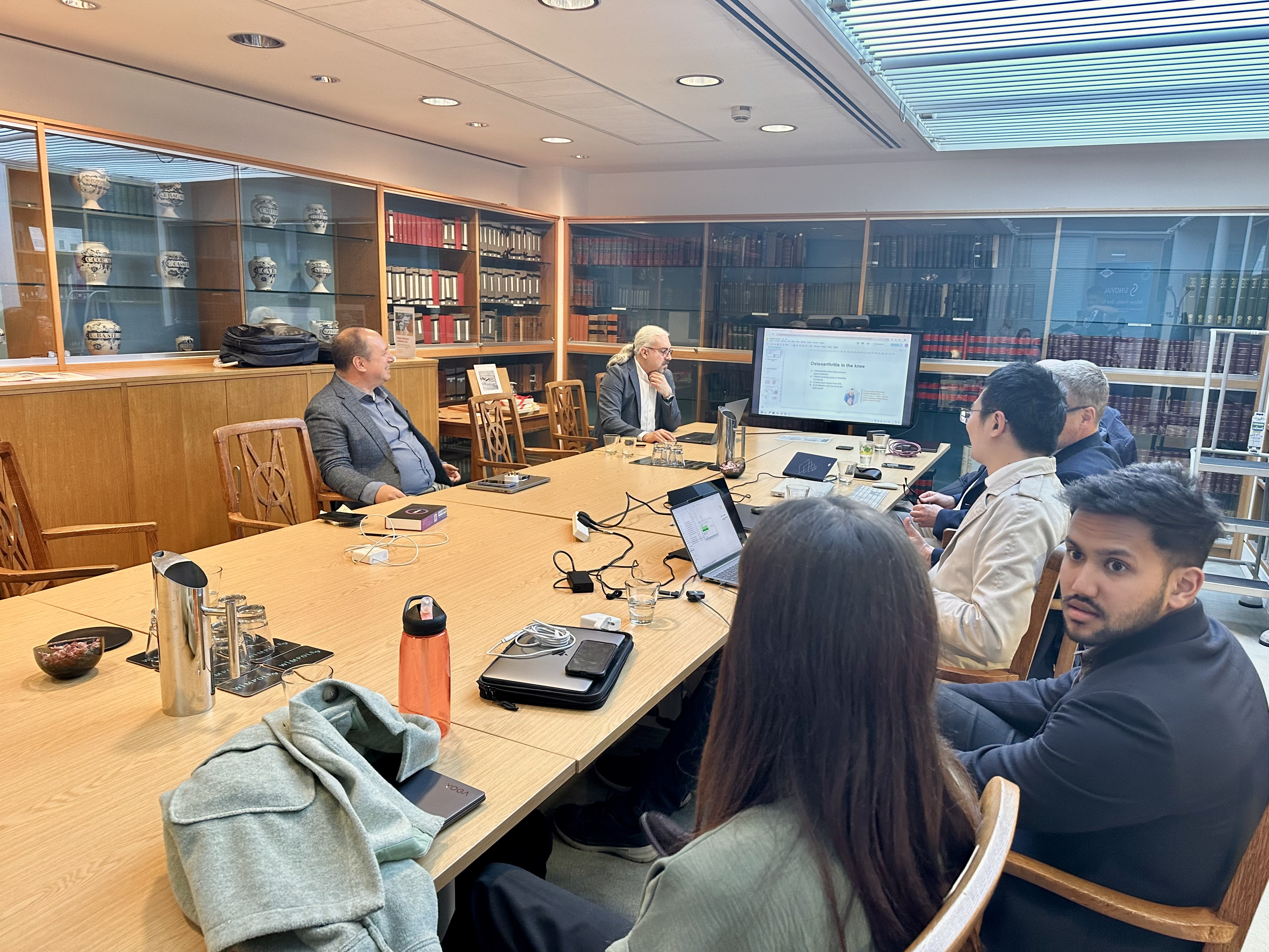 Research session in the RSM library — osteoarthritis of the knee